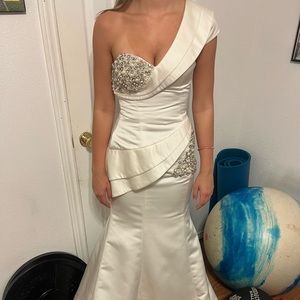 Size 6/8 White Long dress with train for pageants, weddings, prom, or homecoming